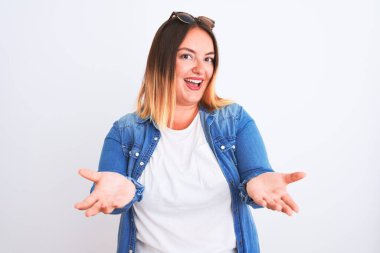 Kot gömlek giyen güzel bir kadın izole beyaz arka planda durup gülümseyen, yardım eli uzatan ve kabullenen bir kadın..