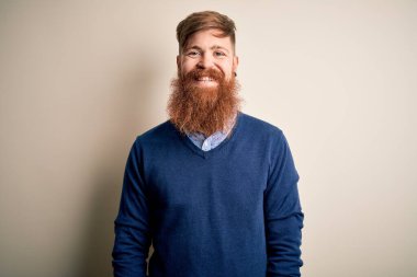 Yakışıklı, kızıl saçlı, sakallı, mutlu ve havalı bir gülümsemesi olan bir iş adamı. Şanslı kişi..