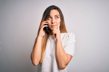 Genç, güzel, esmer bir kadın akıllı telefonda konuşuyor ciddi bir yüz ifadesi var soru soruyor, kafası çok karışık bir fikir.