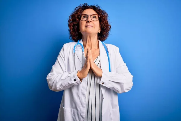Medioevo Capelli Ricci Medico Donna Indossa Cappotto Stetoscopio Sfondo Blu — Foto Stock