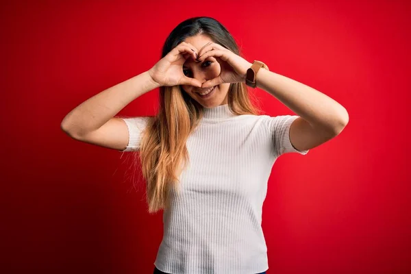 Hermosa Mujer Rubia Con Ojos Azules Usando Camiseta Blanca Casual — Foto de Stock