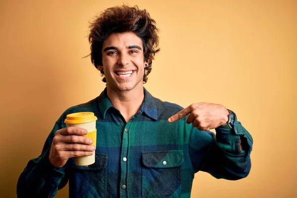 Ung Stilig Man Dricka Glas Kaffe Stående Över Isolerad Gul — Stockfoto