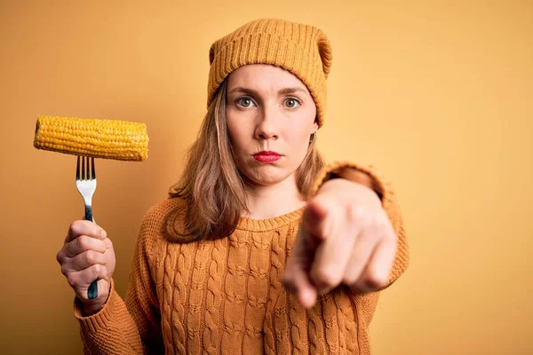 Mladá Krásná Blondýnka Drží Vidličku Kukuřicí Přes Izolované Žluté Pozadí — Stock fotografie