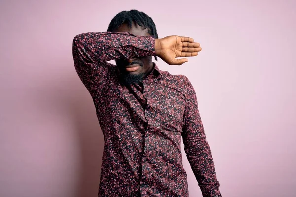 Mladý Pohledný Africký Američan Neformální Košili Stojící Nad Růžovým Pozadím — Stock fotografie