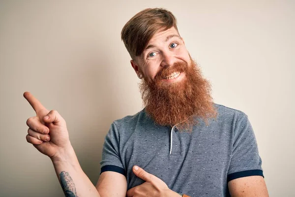 Hombre Pelirrojo Irlandés Guapo Con Tatuaje Barba Brazo Pie Sobre —  Fotos de Stock