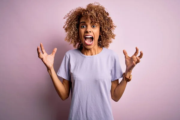 Giovane Bella Donna Afroamericana Indossa Casual Shirt Piedi Sfondo Rosa — Foto Stock