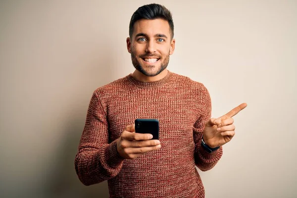 Giovane Uomo Bello Avendo Conversazione Utilizzando Smartphone Sfondo Bianco Molto — Foto Stock