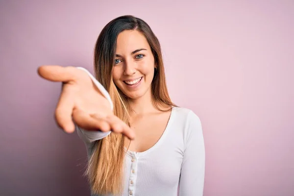 Młoda Piękna Blondynka Niebieskimi Oczami Nosząca Biały Shirt Różowym Tle — Zdjęcie stockowe