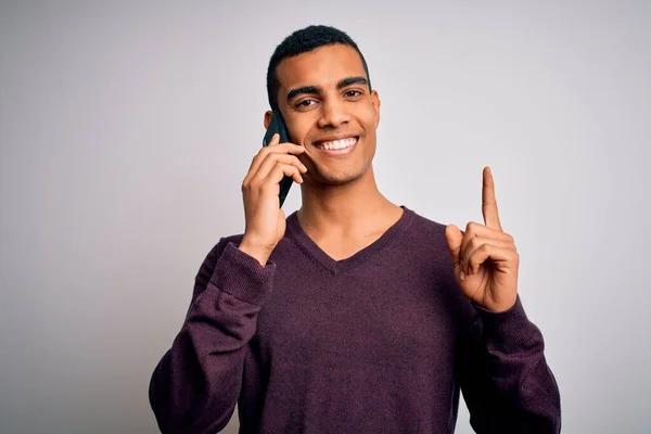 Junger Gutaussehender Afrikanisch Amerikanischer Mann Der Sich Auf Dem Smartphone — Stockfoto