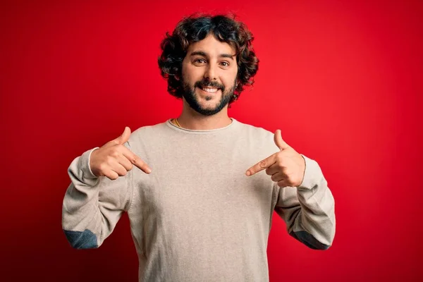 Junger Gutaussehender Mann Mit Bart Lässigem Pullover Der Über Rotem — Stockfoto