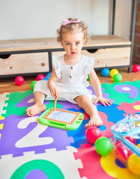 Renkli Oyun Odasında Beyaz Güzel Bir Bebek Oyuncaklarla Oynuyor Anaokulunda — Stok fotoğraf