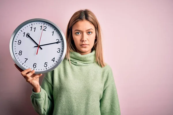 Ung Vacker Kvinna Som Håller Klockan Stående Över Isolerad Rosa — Stockfoto