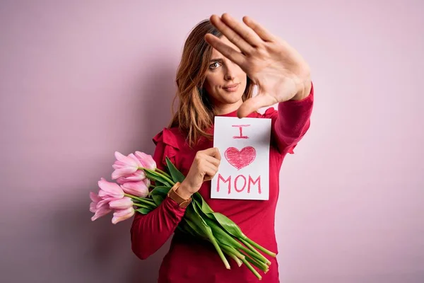 Mooie Brunette Vrouw Met Liefde Moeder Boodschap Tulpen Vieren Moeders — Stockfoto