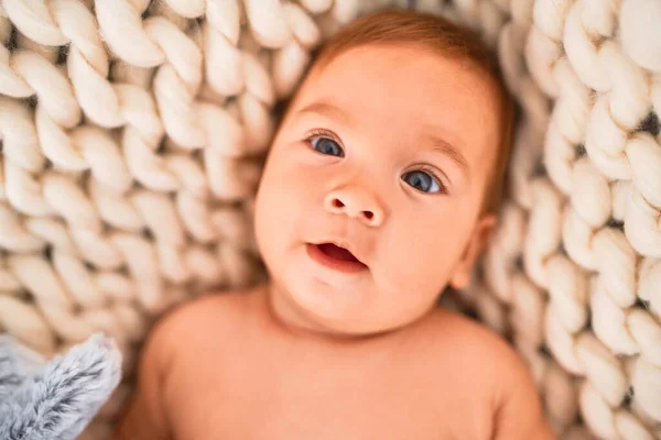 自宅のソファの上に毛布の上に寝そべっている愛らしい赤ちゃん 新生児のリラックスと休息快適な — ストック写真