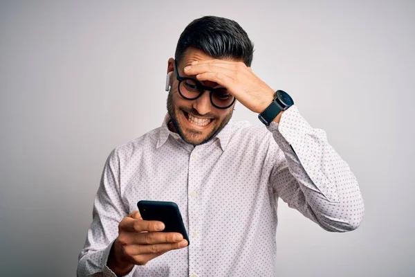 Joven Hombre Guapo Con Gafas Teniendo Conversación Usando Teléfono Inteligente —  Fotos de Stock