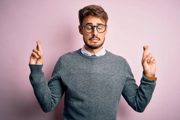 Joven Hombre Guapo Con Barba Con Gafas Suéter Pie Sobre — Foto de Stock