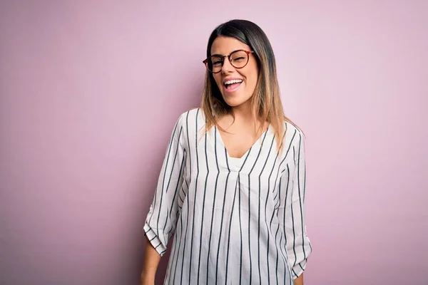 Jonge Mooie Vrouw Draagt Casual Gestreepte Shirt Bril Roze Achtergrond — Stockfoto