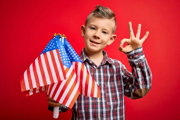 Ung Liten Amerikansk Patriotisk Kaukasiska Unge Hålla Flagga Usa Över — Stockfoto