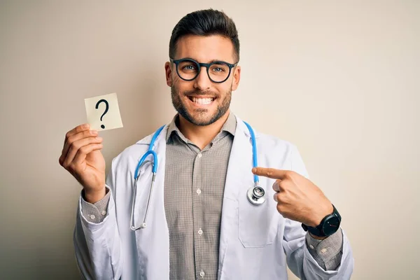Junger Arzt Trägt Stethoskop Mit Fragezeichen Mahnung Über Isoliertem Hintergrund — Stockfoto