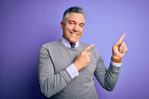 Homem Cabelos Grisalhos Bonito Meia Idade Vestindo Camisola Elegante Sobre — Fotografia de Stock