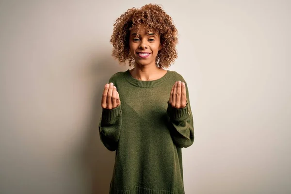 Schöne Afrikanisch Amerikanische Frau Mit Lockigem Haar Trägt Lässigen Pullover — Stockfoto