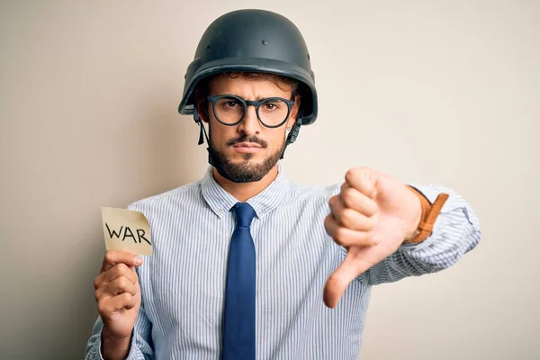 Νεαρός Επιχειρηματίας Γενειάδα Φορώντας Κράνος Κρατώντας Χαρτί Πολεμικό Μήνυμα Θυμωμένο — Φωτογραφία Αρχείου