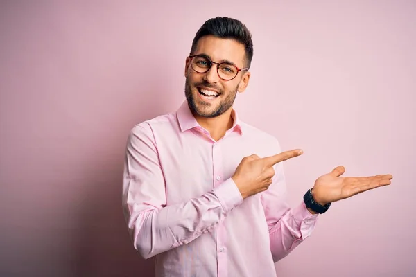 Jonge Knappe Man Draagt Elegante Shirt Bril Staan Roze Achtergrond — Stockfoto