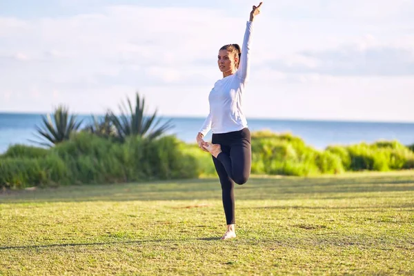 Jonge Mooie Sportvrouw Lachend Gelukkig Yoga Beoefenen Coach Met Glimlach — Stockfoto