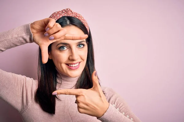 Mulher Morena Jovem Com Olhos Azuis Vestindo Camiseta Casual Diadema — Fotografia de Stock