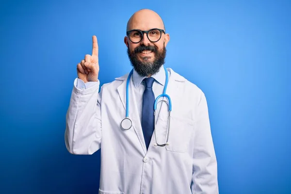 Bello Uomo Medico Calvo Con Barba Indossando Occhiali Stetoscopio Sfondo — Foto Stock