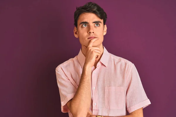 Teenager Junge Rosa Hemd Vor Violettem Hintergrund Die Hand Kinn — Stockfoto