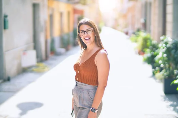 Giovane Bella Donna Sorridente Felice Fiducioso Piedi Con Sorriso Sulla — Foto Stock