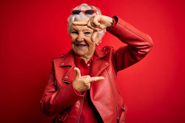 Starsza Piękna Siwowłosa Kobieta Czerwonej Kurtce Okularach Przeciwsłonecznych Uśmiechnięta Robiąca — Zdjęcie stockowe