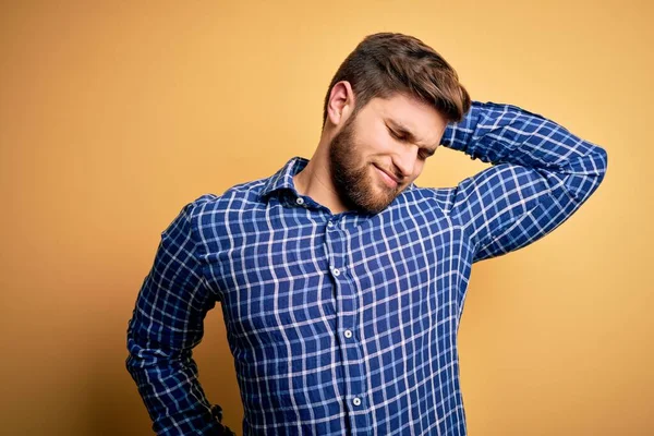 Joven Hombre Negocios Rubio Con Barba Ojos Azules Con Camisa — Foto de Stock