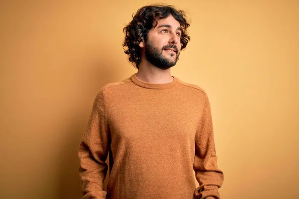 Homem Bonito Jovem Com Barba Vestindo Camisola Casual Sobre Fundo — Fotografia de Stock