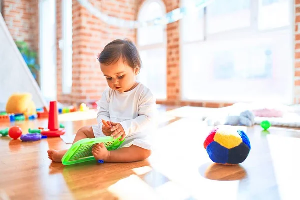 Bela Criança Feliz Jardim Infância Torno Brinquedos Coloridos Desenhando Quadro — Fotografia de Stock