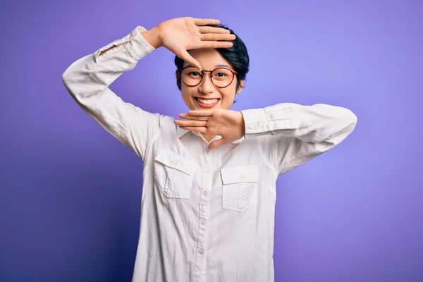 Joven Hermosa Chica Asiática Con Camisa Casual Gafas Pie Sobre —  Fotos de Stock