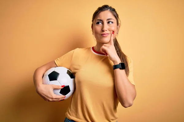 Schöne Brünette Spielerin Frau Spielt Fußball Mit Fußball Über Gelbem — Stockfoto