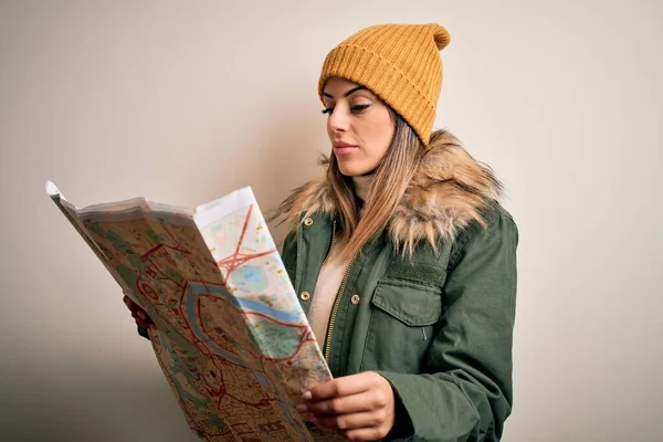 Giovane Bella Donna Turistica Indossa Vestiti Invernali Tenendo Mappa Della — Foto Stock