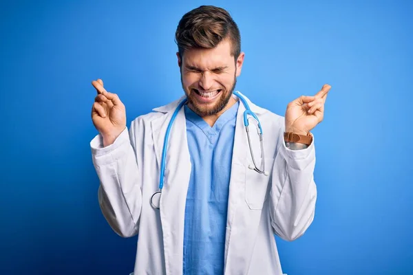 Jovem Médico Loiro Com Barba Olhos Azuis Vestindo Casaco Branco — Fotografia de Stock