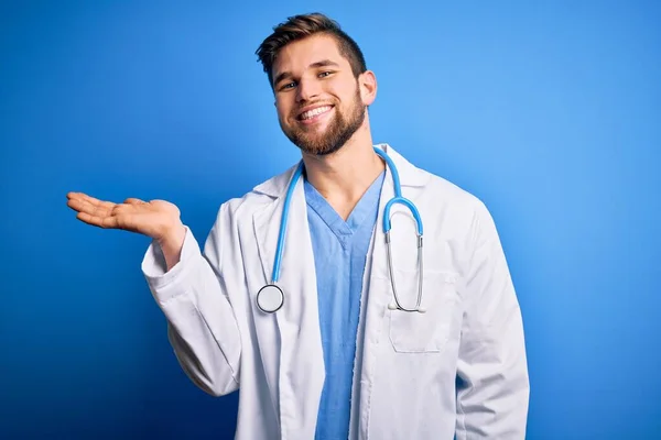 Giovane Medico Uomo Biondo Con Barba Gli Occhi Azzurri Indossa — Foto Stock