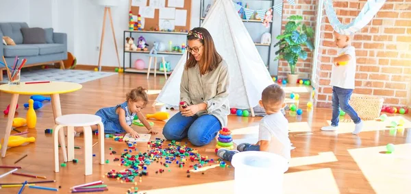 Hermosa Maestra Grupo Niños Pequeños Jugando Alrededor Muchos Juguetes Jardín —  Fotos de Stock