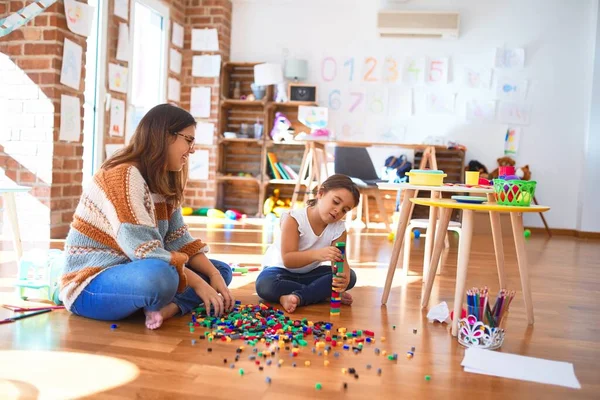 Schöne Lehrerin Und Kleinkind Spielen Kindergarten Mit Bauklötzen — Stockfoto