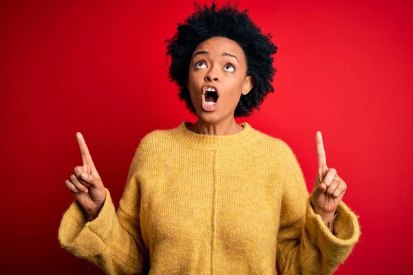 Ung Vacker Afroamerikansk Afro Kvinna Med Lockigt Hår Bär Casual — Stockfoto