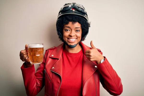 若いですアフリカ系アメリカ人のアフロオートバイの女性とともに巻き毛飲酒瓶のビール幸せな大きな笑顔でOkサインをします 指で親指アップ 優れたサイン — ストック写真