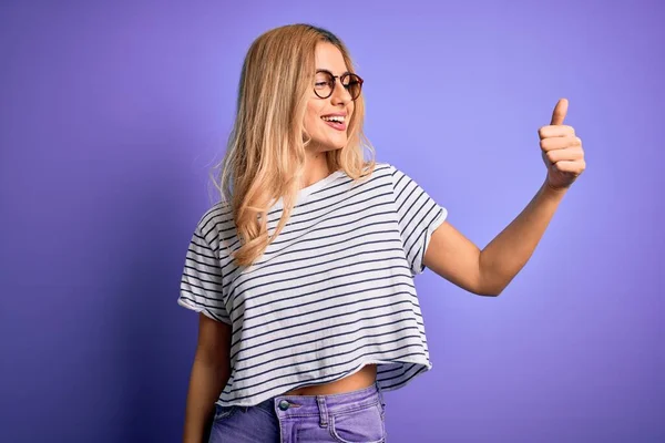 Joven Hermosa Mujer Rubia Vistiendo Camiseta Rayas Gafas Sobre Fondo — Foto de Stock