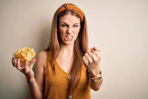 Jovem Mulher Ruiva Bonita Segurando Tigela Com Batatas Fritas Sobre — Fotografia de Stock