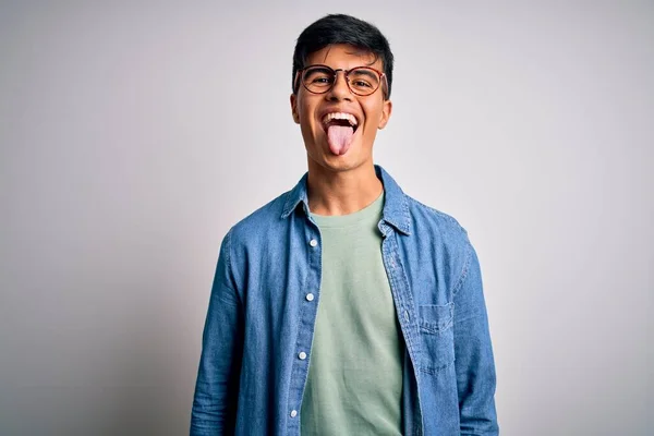 Mladý Pohledný Muž Neformální Košili Brýlích Izolovaném Bílém Pozadí Vystrkující — Stock fotografie