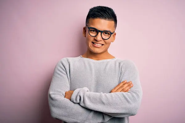 Junger Gutaussehender Lateinischer Mann Lässigem Pullover Und Brille Vor Rosa — Stockfoto
