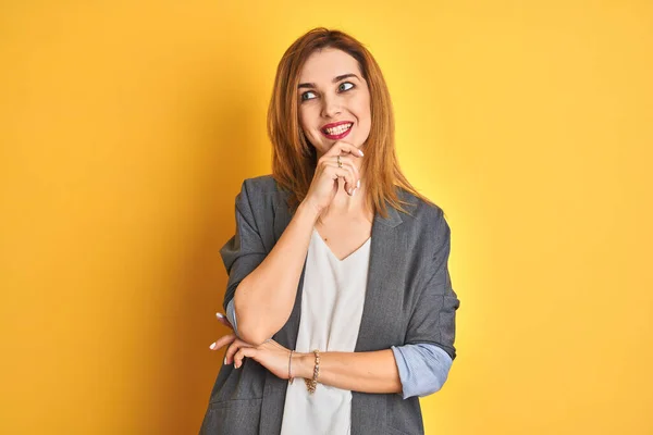 Pelirroja Mujer Negocios Caucásica Sobre Fondo Aislado Amarillo Con Mano — Foto de Stock